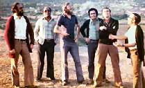 1975_cil_amb_capellans_mallorquins_CASCAS.JPG, 12 KB